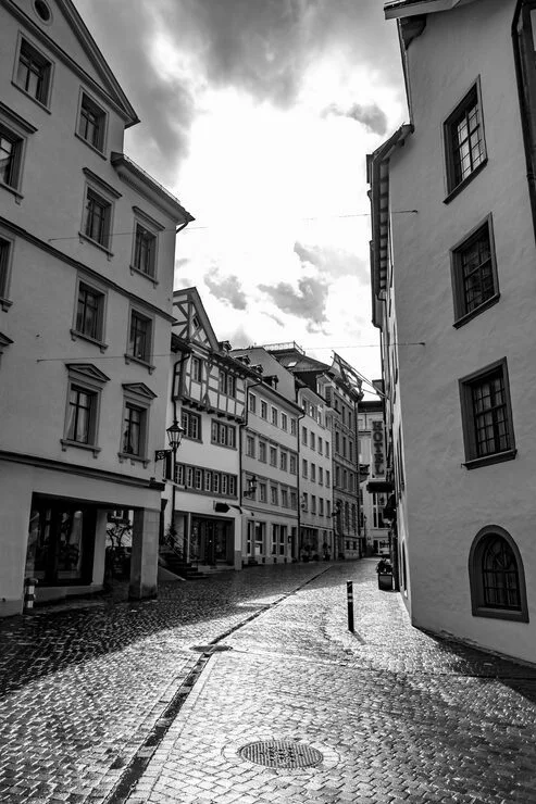 Eine Gasse in Schwarzweiß
