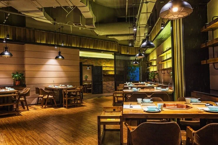 Ein Restaurant mit Holzmöbeln und Pendelleuchten