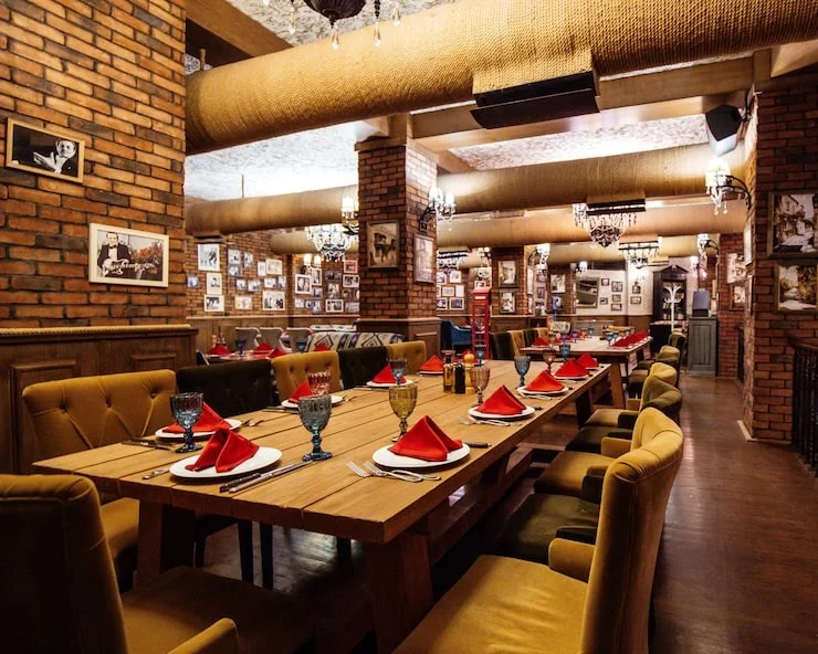 Ein gedeckter Restaurantbereich mit roten Servietten