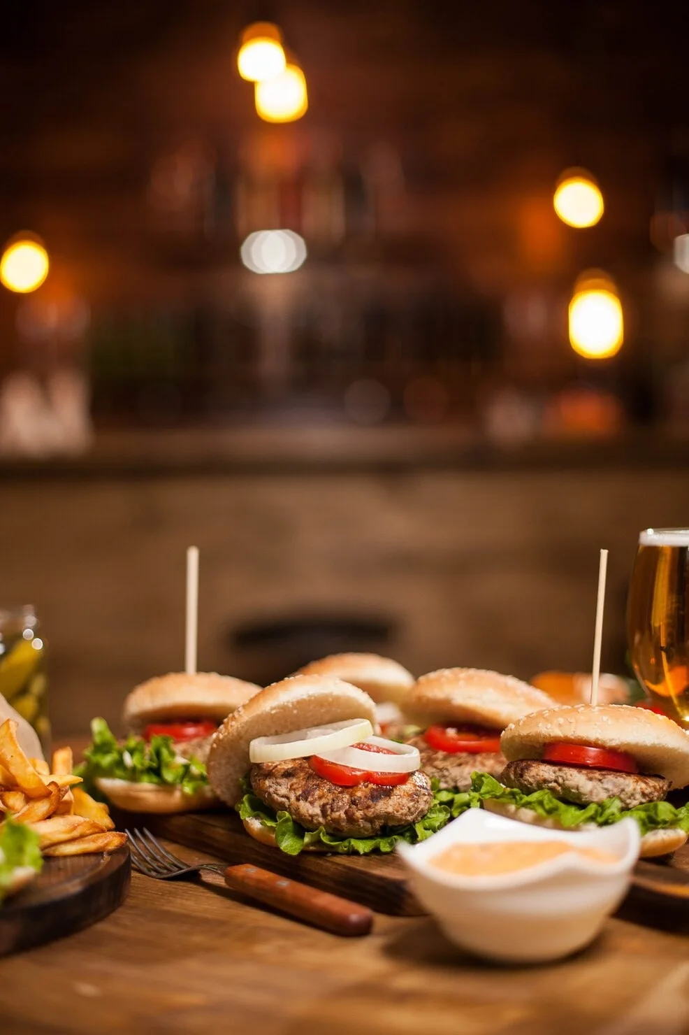 Burger und Pommes im warmen Licht