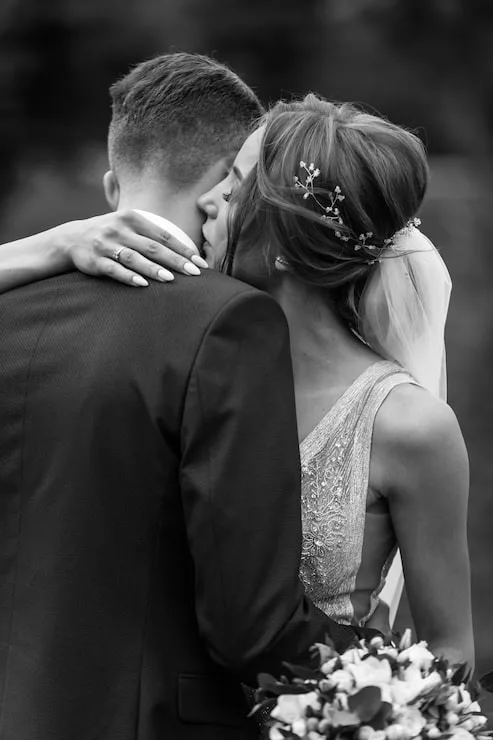 Ein Hochzeitspaar in einer Umarmung in Schwarzweiß